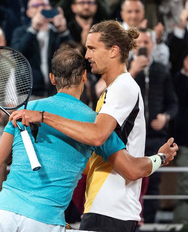 Alexander Zverev umarmt Rafael Nadal am Netz.