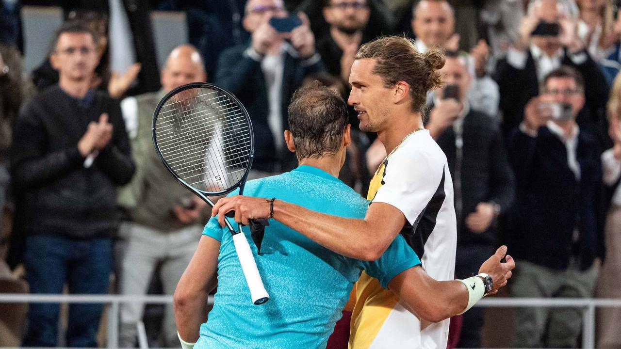 Alexander Zverev umarmt Rafael Nadal am Netz.