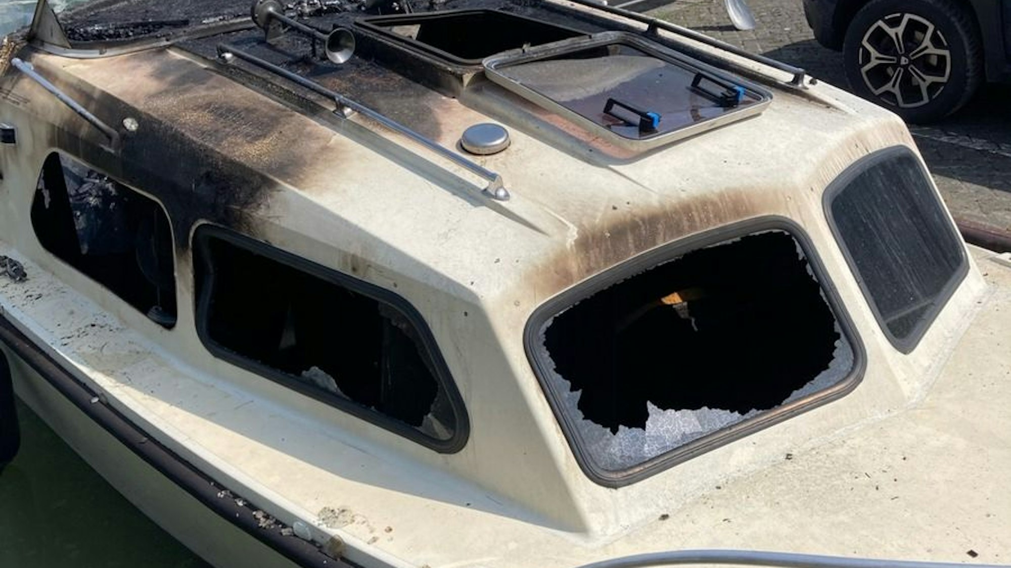 Ein brennendes Sportboot auf einem Kanal.