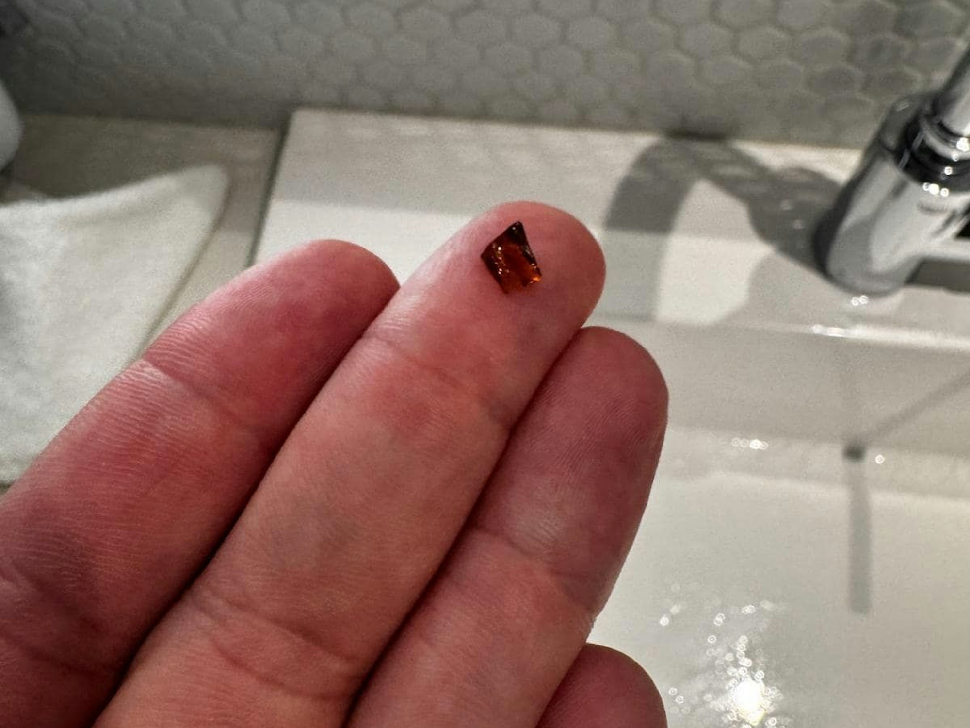 Ein Glassplitter, den Monika Dohmen runterschluckte.