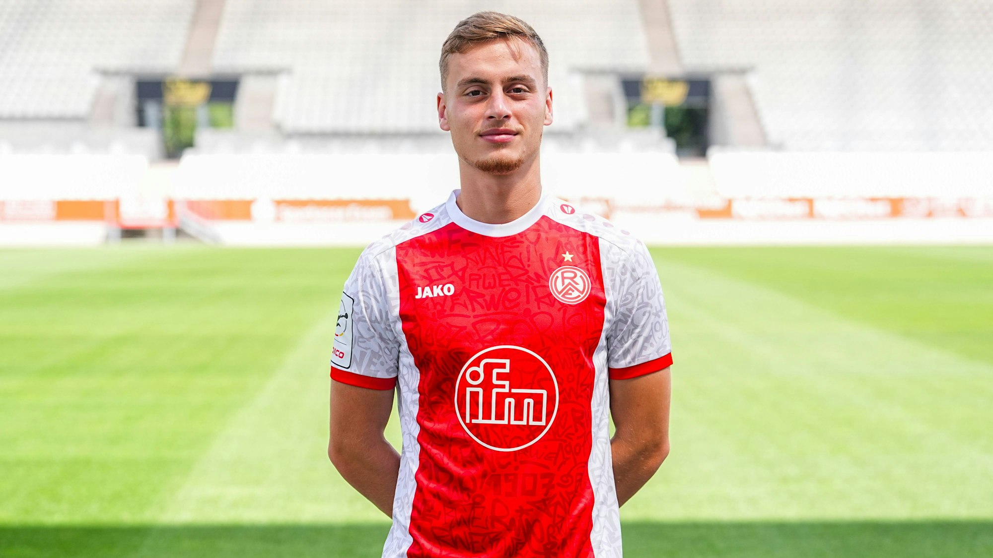 Marvin Obuz auf einem Porträtfoto im Trikot von Rot-Weiss Essen.