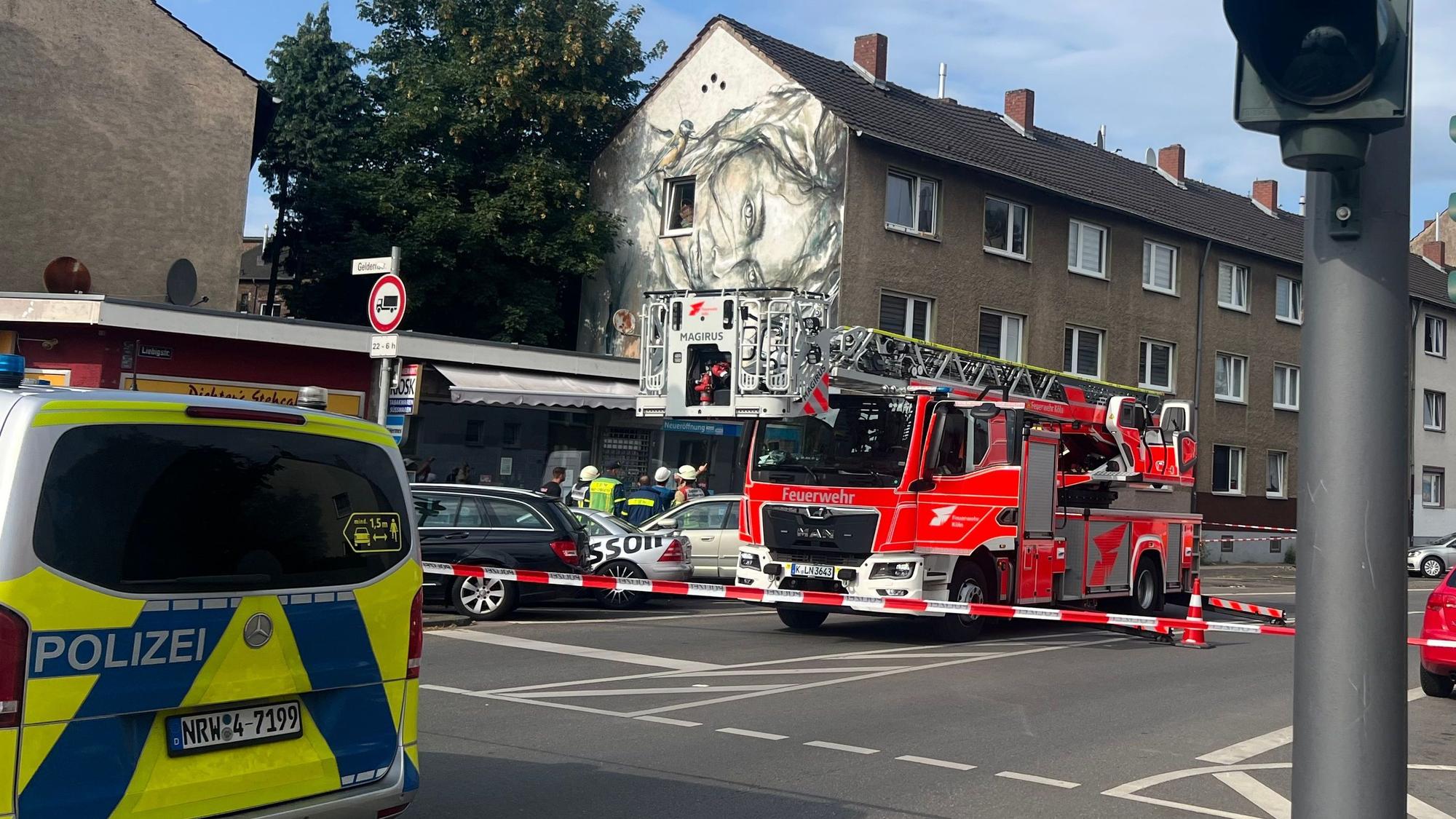 Die Polizei hat eine Straße abgesperrt. Vor Ort stehen der Leiterwagen der Feuerwehr und ein Polizeifahrzeug.