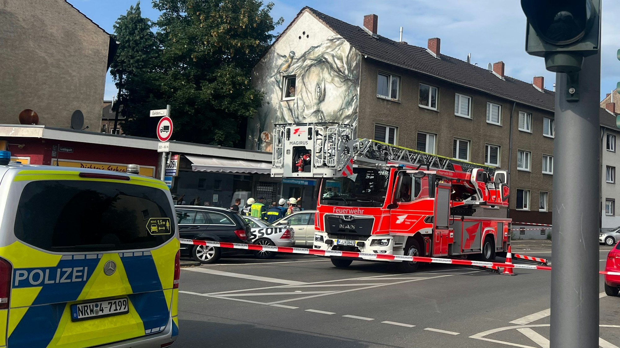 Die Polizei hat eine Straße abgesperrt. Vor Ort stehen der Leiterwagen der Feuerwehr und ein Polizeifahrzeug.