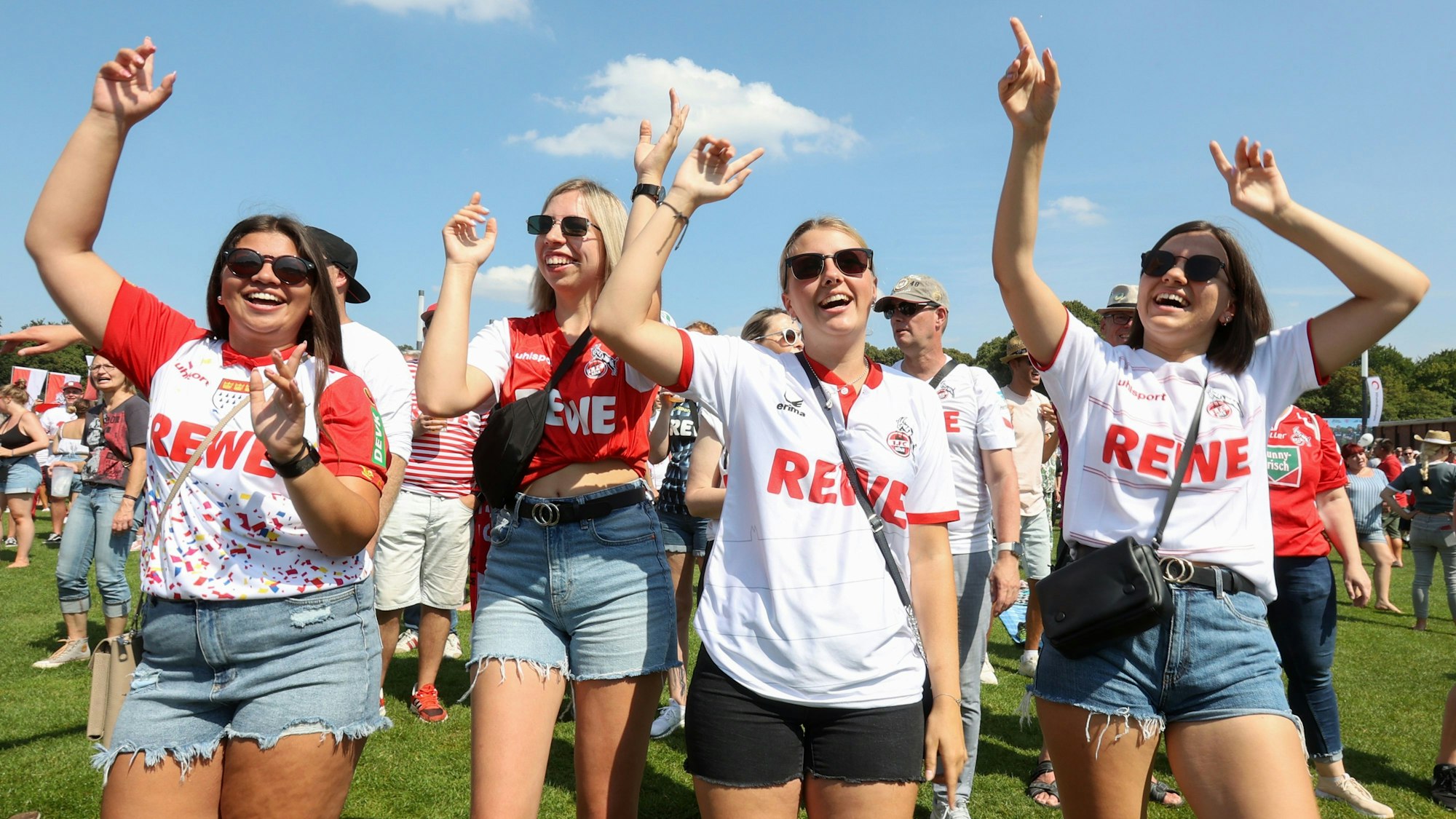 Alyssa, Lisa, Mira und Sara aus Euskirchen feierten vor Jahren auf den Stadionvorwiesen die FC-Saisoneröffnung