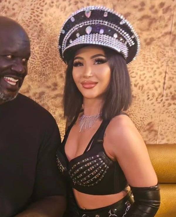 Shaquille O'Neal posiert bei seinem Besuch in der InCavall-Lounge in Köln mit einer Tänzerin.