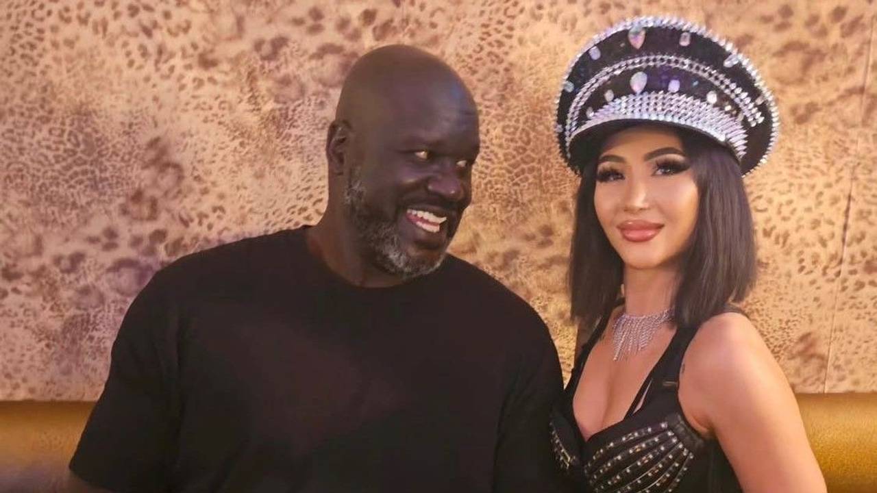 Shaquille O'Neal posiert bei seinem Besuch in der InCavall-Lounge in Köln mit einer Tänzerin.