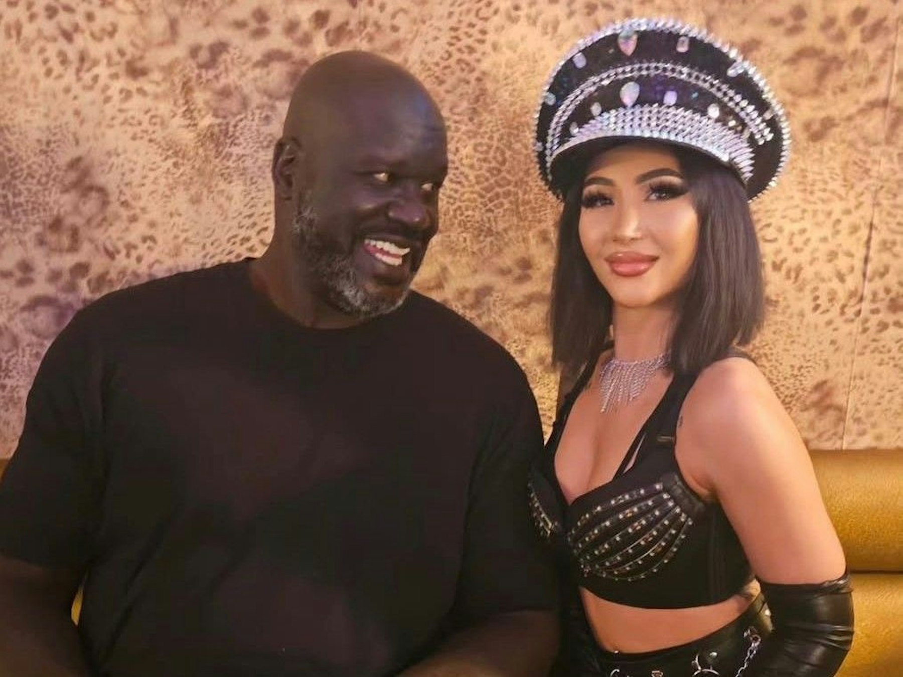 Shaquille O'Neal posiert mit einer Tänzerin in Köln.