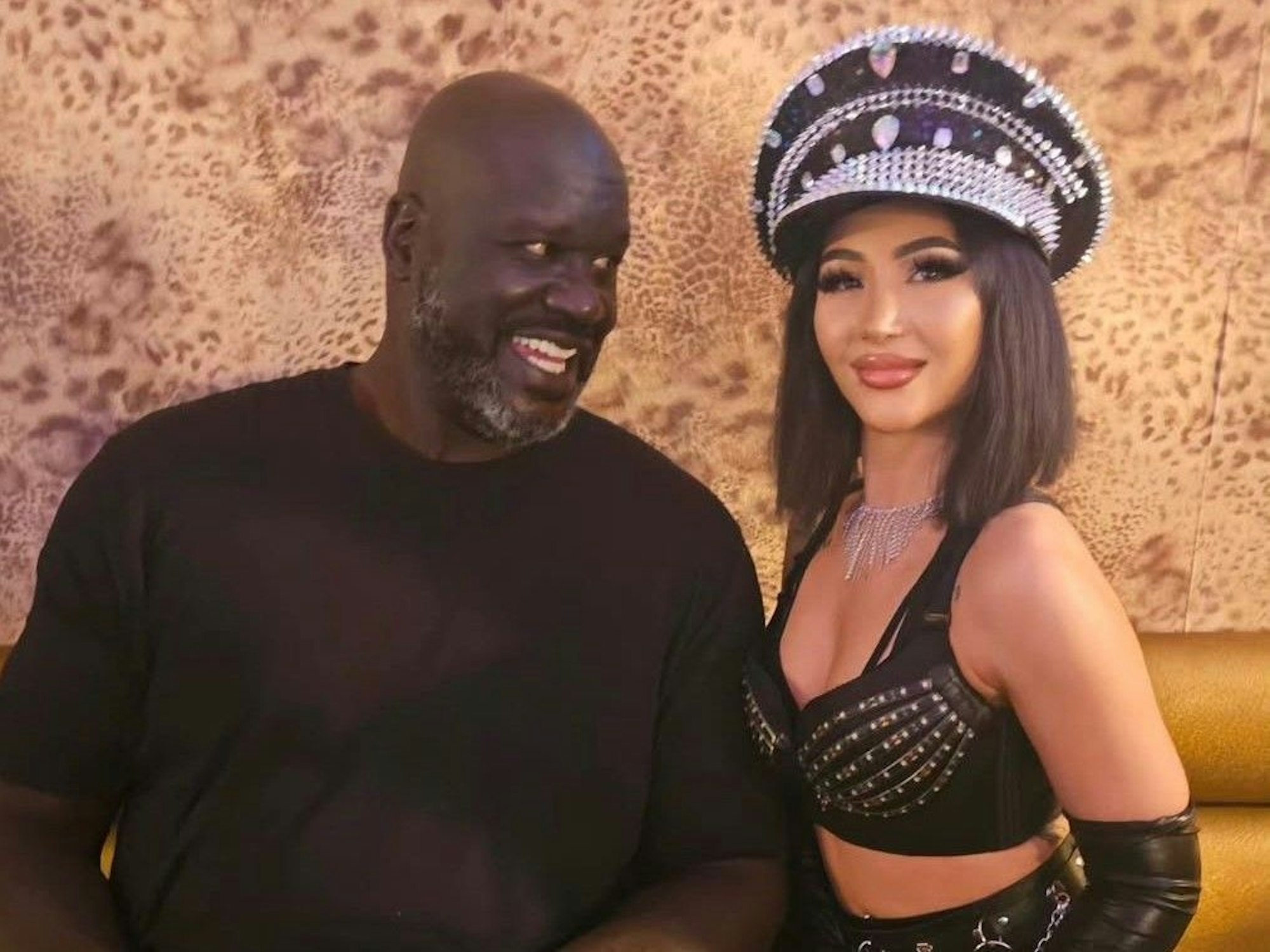 Shaquille O'Neal posiert mit einer Tänzerin in Köln.