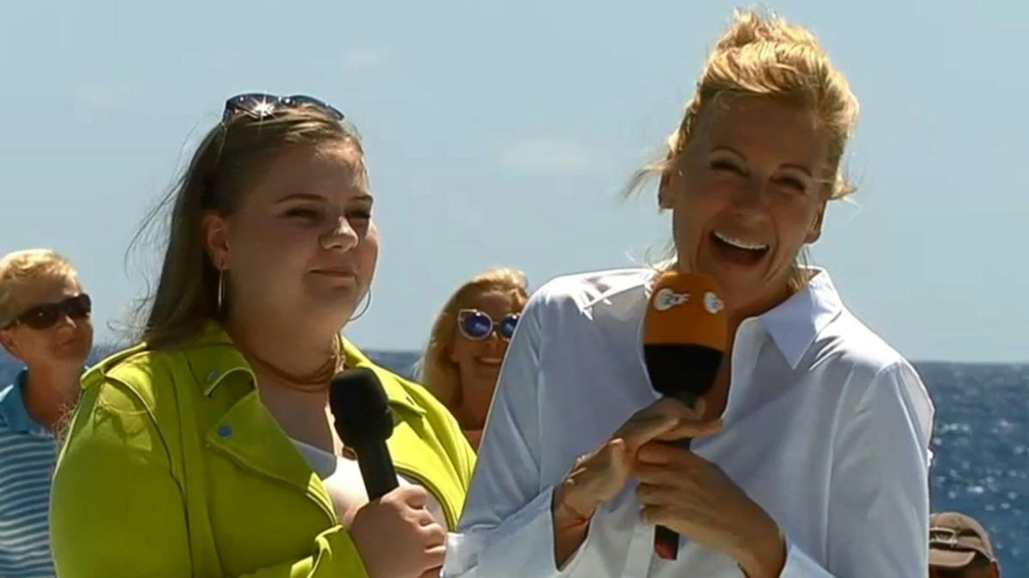 Andrea Kiewel reagierte einst belustigt auf die Gesagsdarbietung von Estefania Wollny (links). (Bild: ZDF)