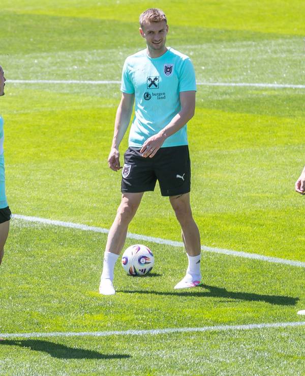 Stefan Posch beim Aufwärmen mit der österreichischen Nationalmannschaft.