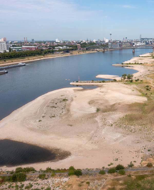 Auch der Rhein hatte schon Niedrigwasser, wie diese großen Sandbänke bei den Poller Wiesen im Jahr 2022 zeigen. Zum Zeitpunkt der Aufnahme lag der Wasserstand am Kölner Pegel bei 1,03m.