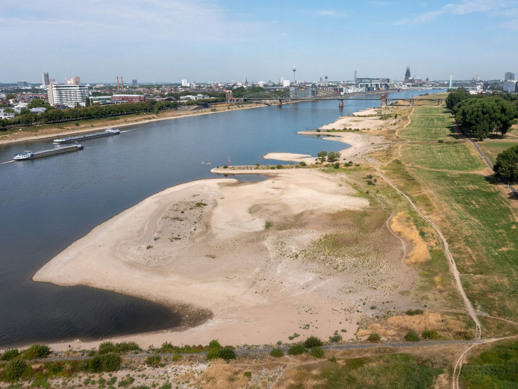 Auch der Rhein hatte schon Niedrigwasser, wie diese großen Sandbänke bei den Poller Wiesen im Jahr 2022 zeigen. Zum Zeitpunkt der Aufnahme lag der Wasserstand am Kölner Pegel bei 1,03m.