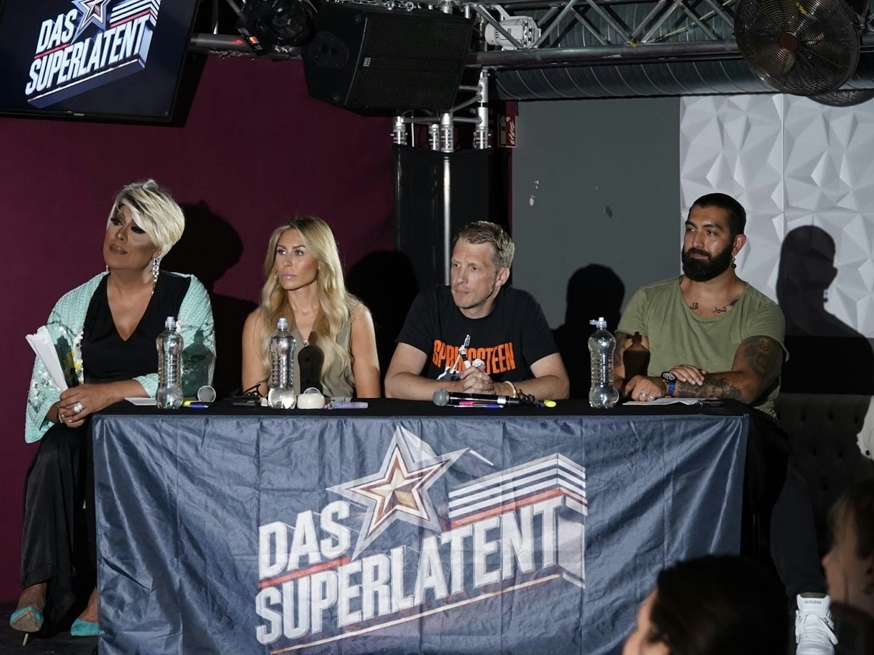 Faisal Kawusi mit den anderen Mitgliedern der „Superlatent“-Jury: Dragqueen Catherrine LeClery, Sängerin Linda Teodosiu sowie Moderator und Comedian Oliver Pocher.