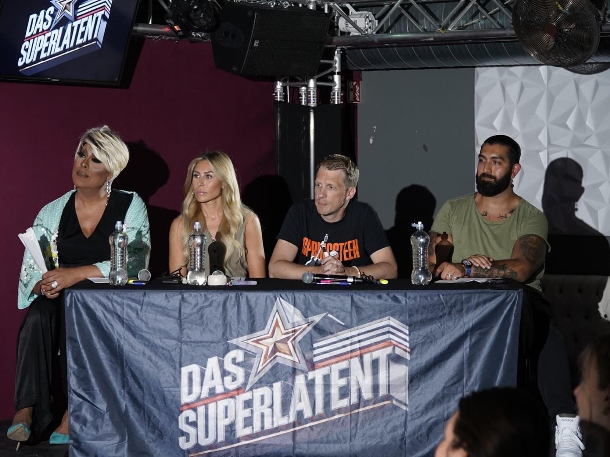 Faisal Kawusi mit den anderen Mitgliedern der „Superlatent“-Jury: Dragqueen Catherrine LeClery, Sängerin Linda Teodosiu sowie Moderator und Comedian Oliver Pocher.