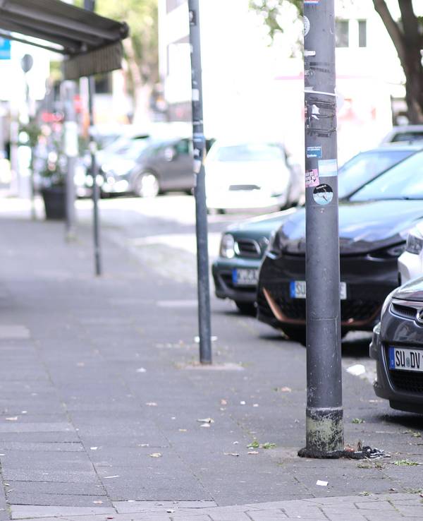 Ein Junkie schläft sein Rausch vor dem Eingang eines Mehrfamilienhauses an der Thieboldsgasse aus