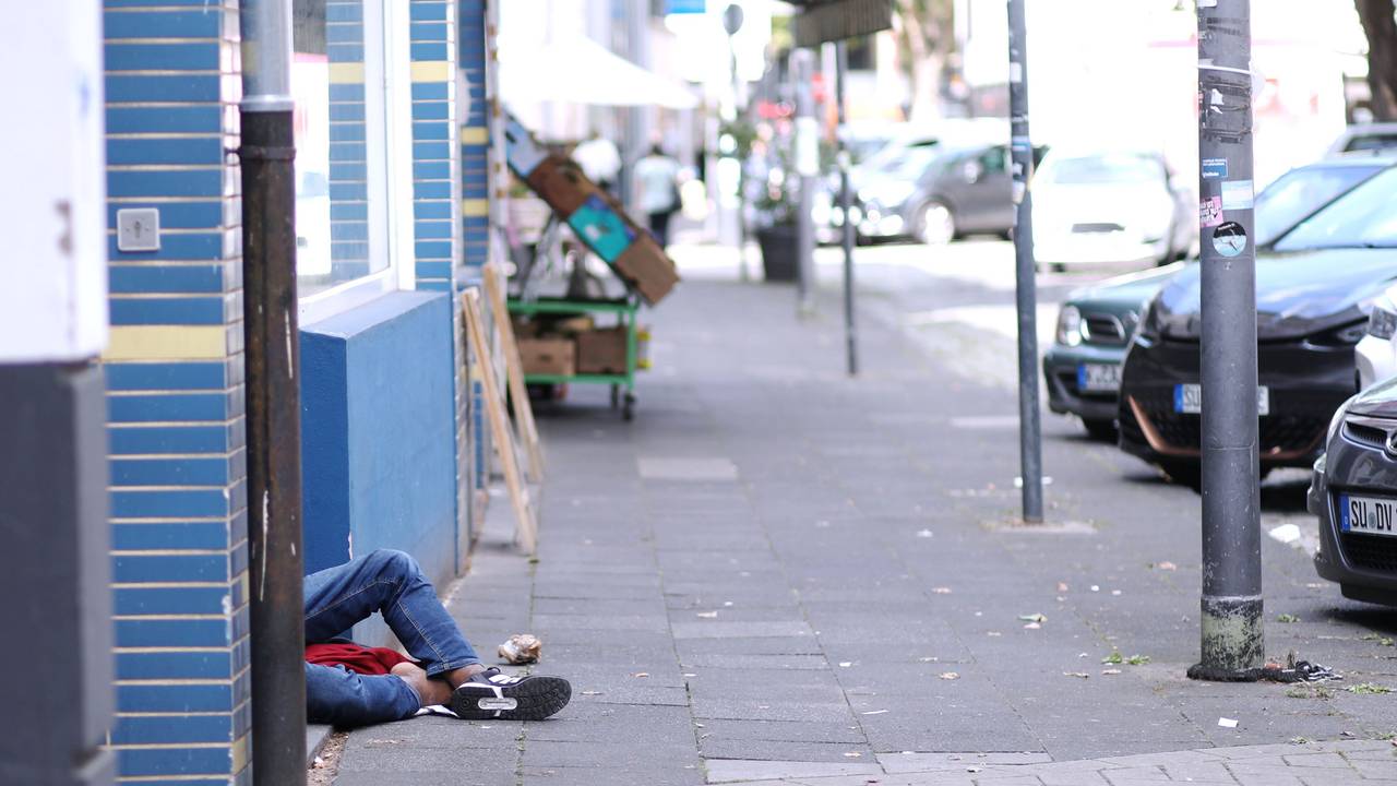 Ein Junkie schläft sein Rausch vor dem Eingang eines Mehrfamilienhauses an der Thieboldsgasse aus