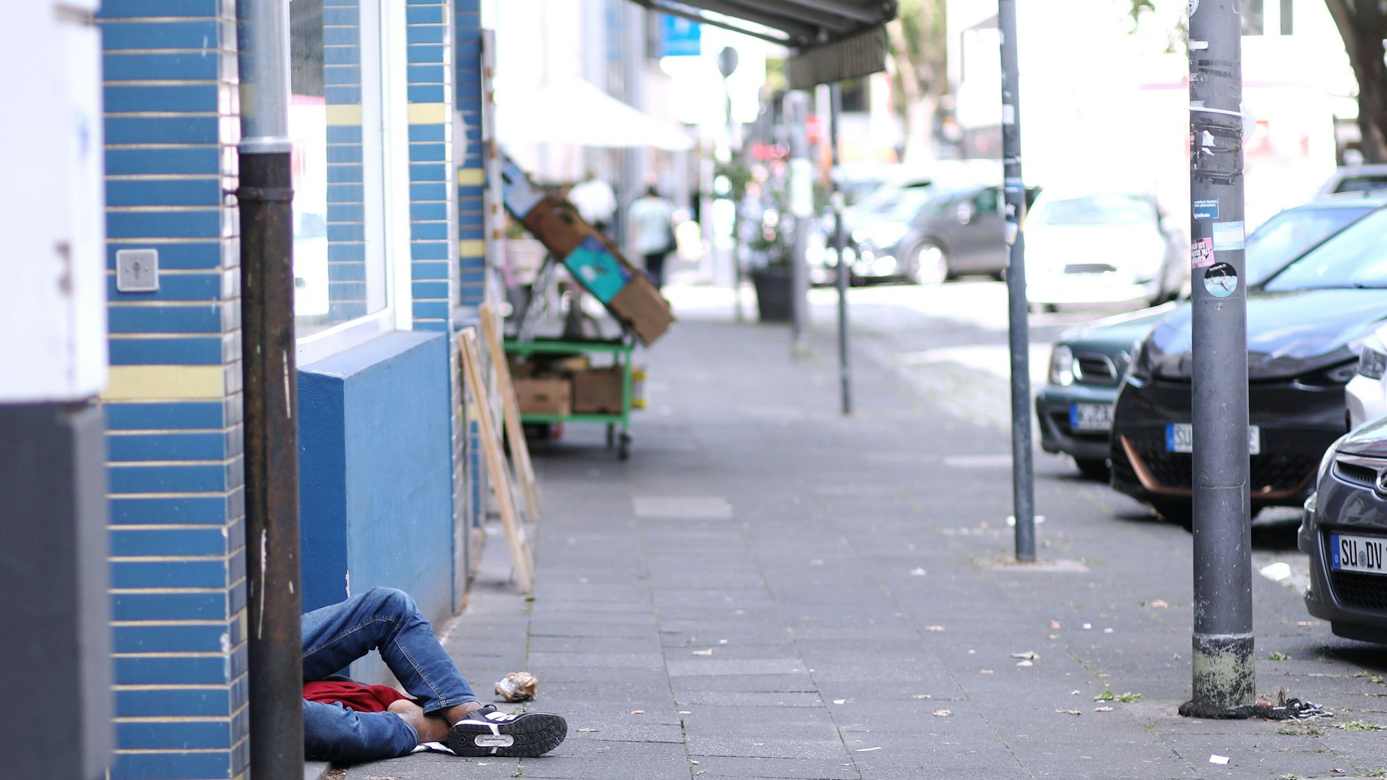 Ein Junkie schläft sein Rausch vor dem Eingang eines Mehrfamilienhauses an der Thieboldsgasse aus