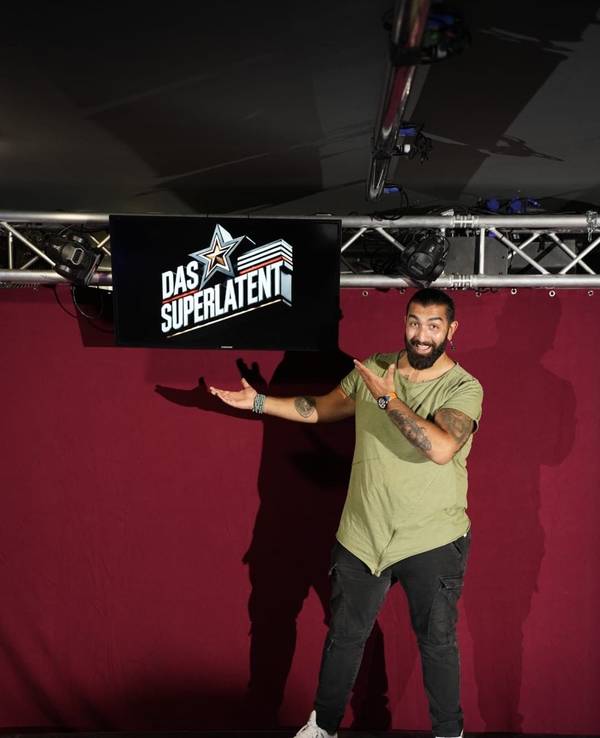 Faisal Kawusi - Produzent, Erfinder und Gastgeber von „Das Superlatent“ im Düsseldorfer „Klub Kulb“