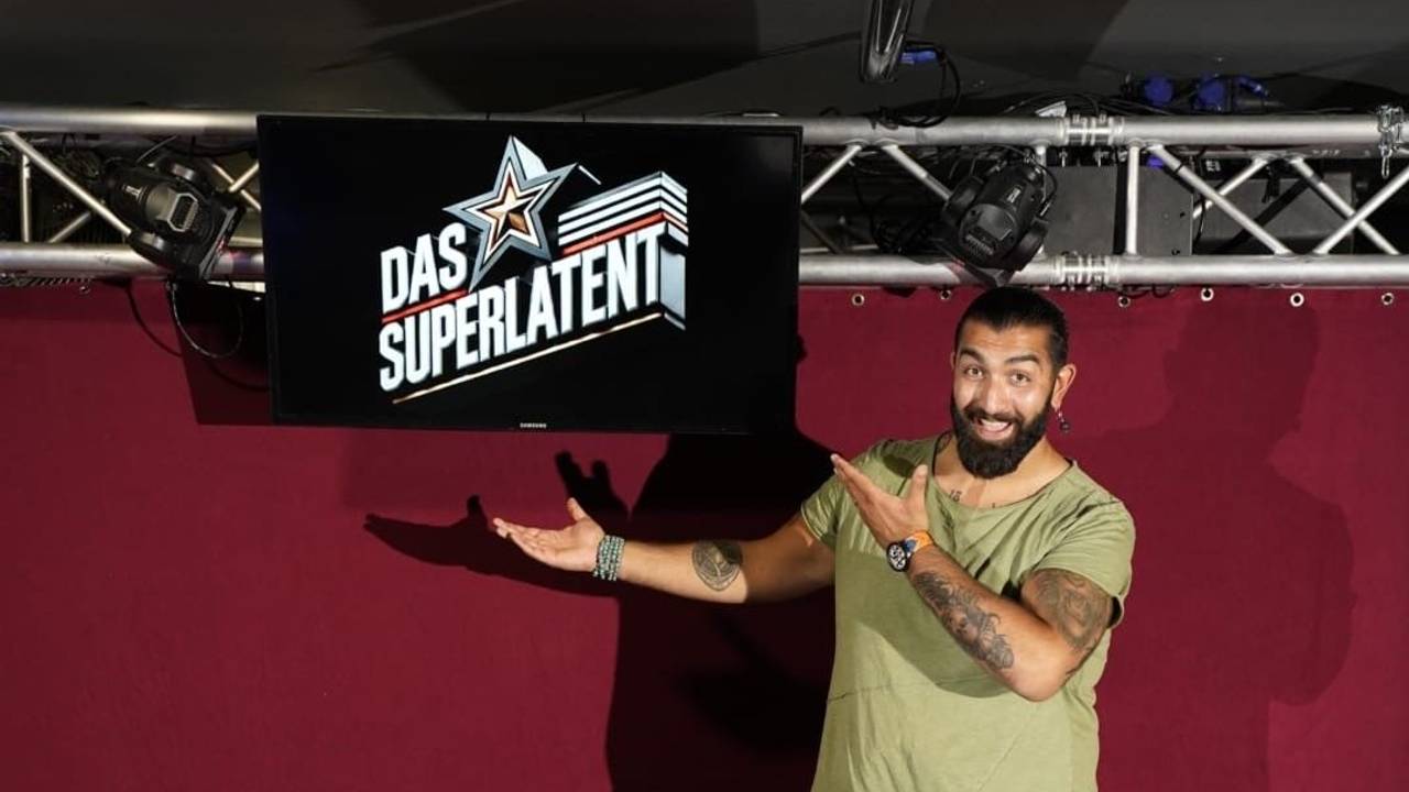 Faisal Kawusi - Produzent, Erfinder und Gastgeber von „Das Superlatent“ im Düsseldorfer „Klub Kulb“