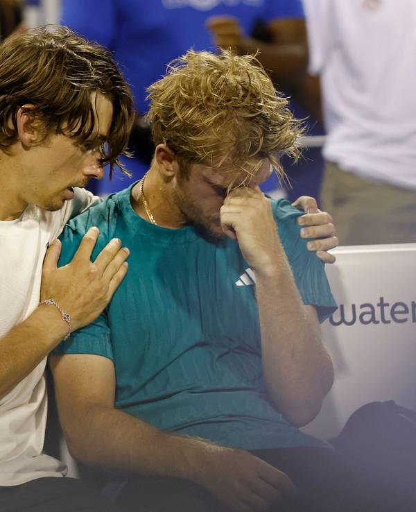 Alex De Minaur tröstet den weinenden Alejandro Davidovich Fokina.