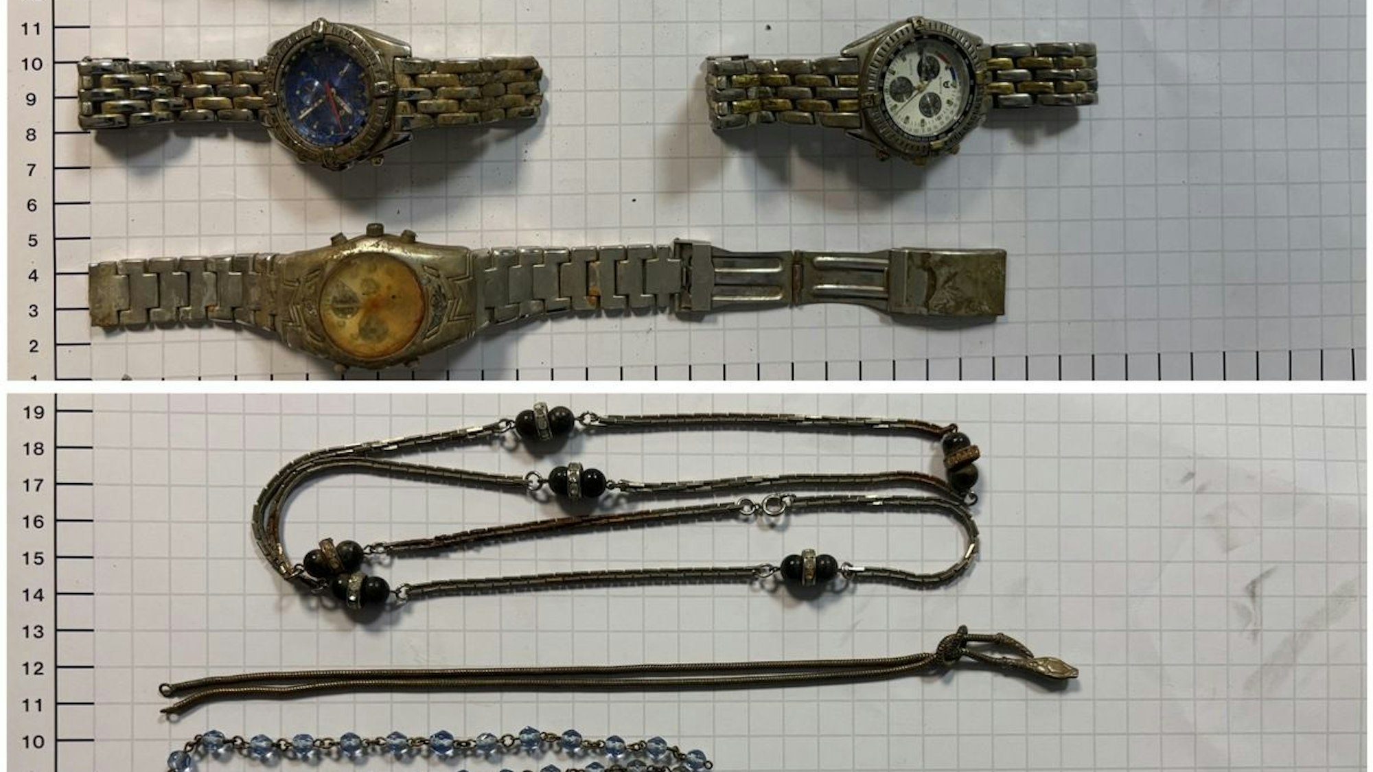 Eine Auswahl an sichergestelltem Schmuck, darunter Uhren und Ketten.
