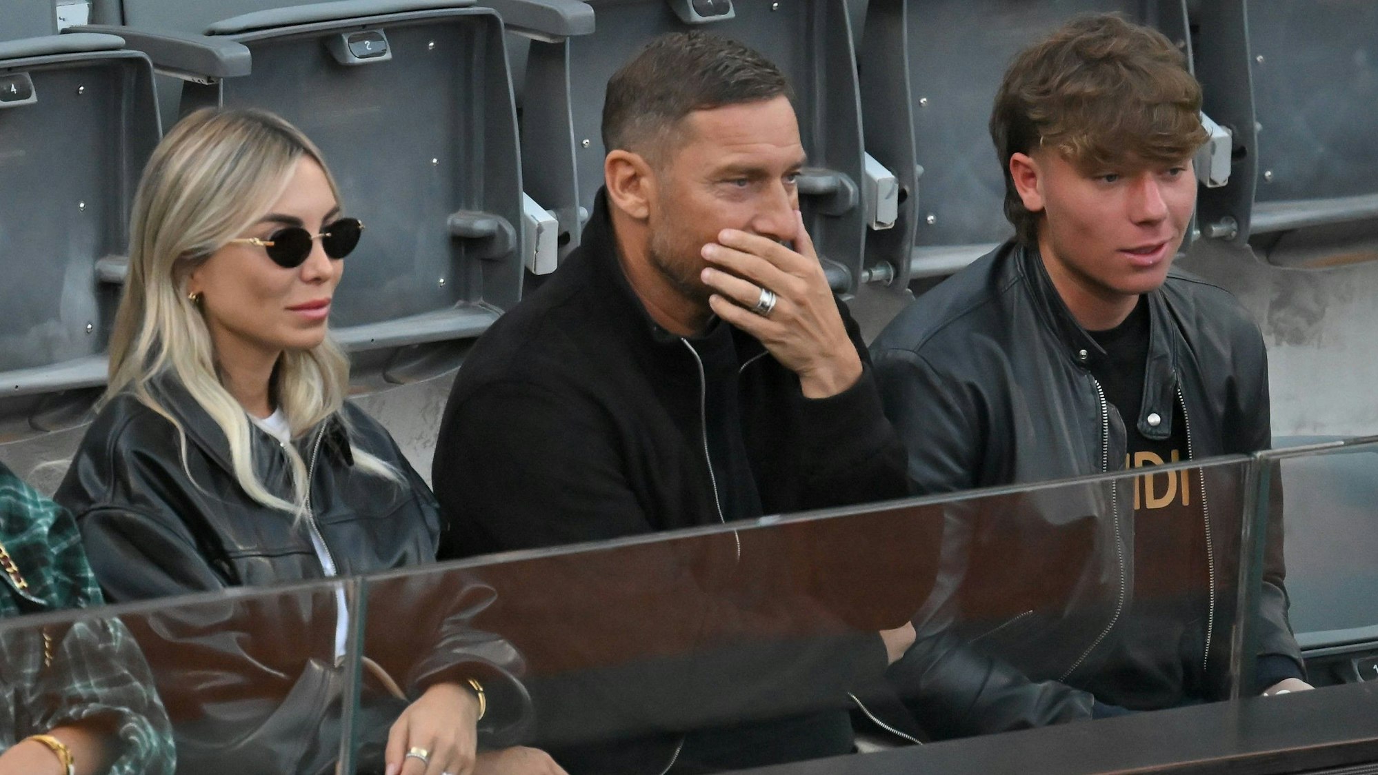 Francesco Totti (M.) bei einem Tennis-Spiel in Rom zwischen seinem Sohn Christian und Partnerin Noemi Bocchi.