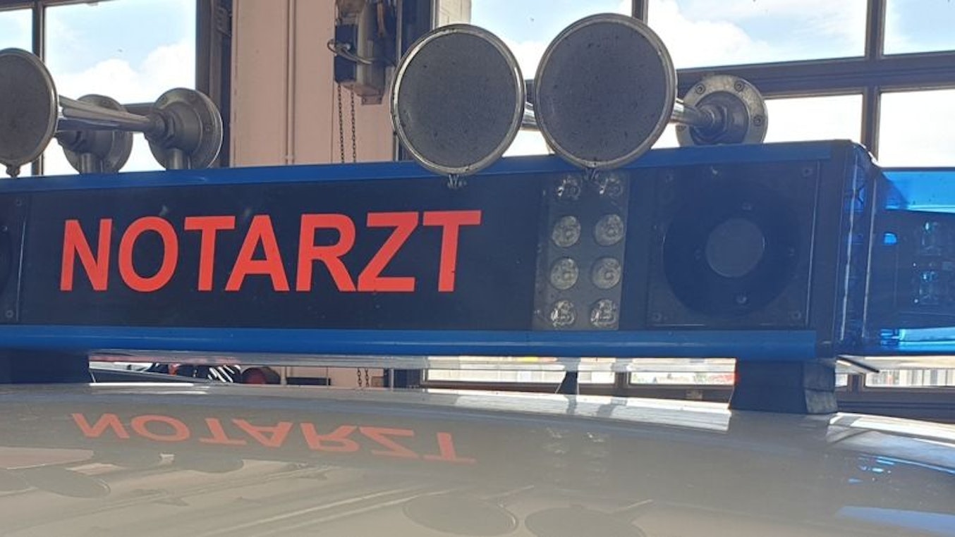 Ein Rettungswagen und ein Notarzteinsatzfahrzeug der Feuerwehr Bottrop.