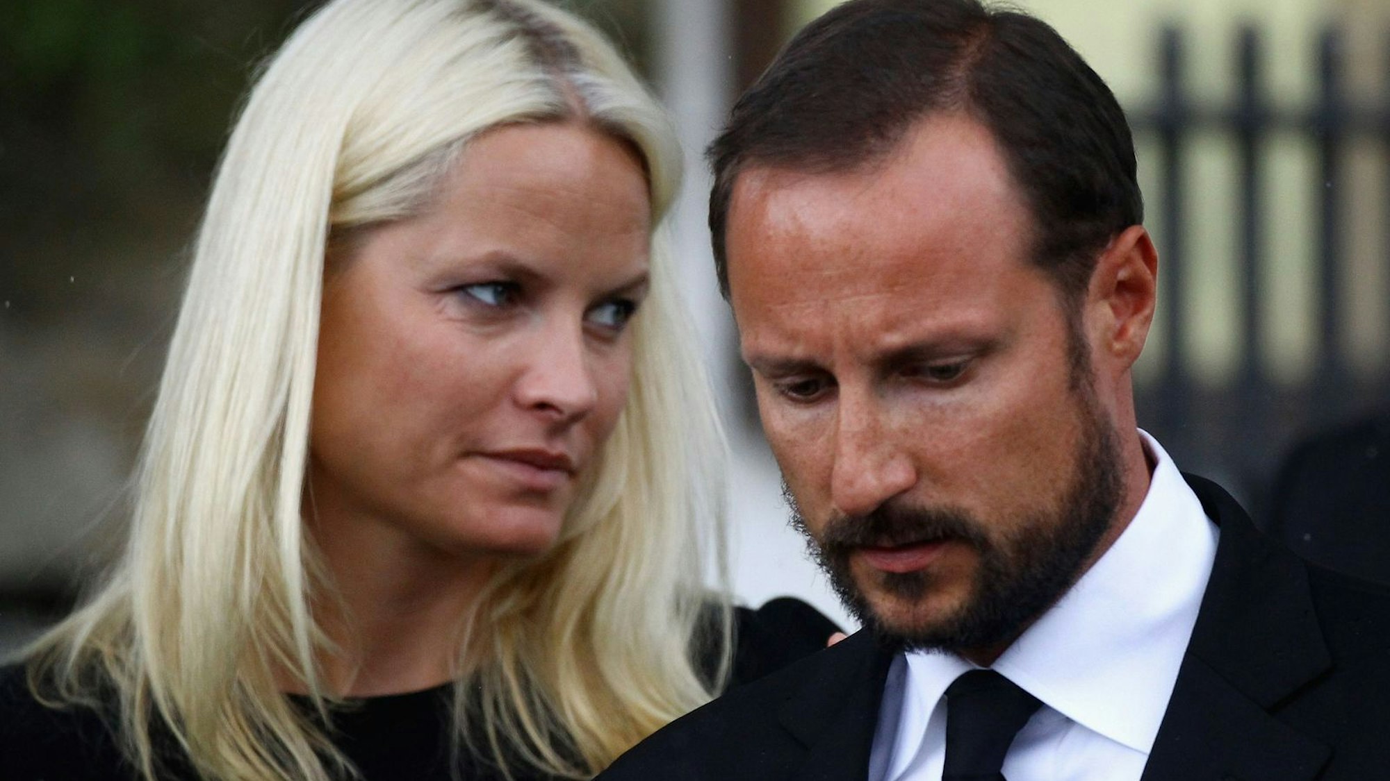 Mette-Marit Tjessem Høiby, hier zusammen mit dem norwegischen Prinzen Haakon, ist auch heute noch umstritten. (Bild: 2011 Getty Images/Jeff J Mitchell)