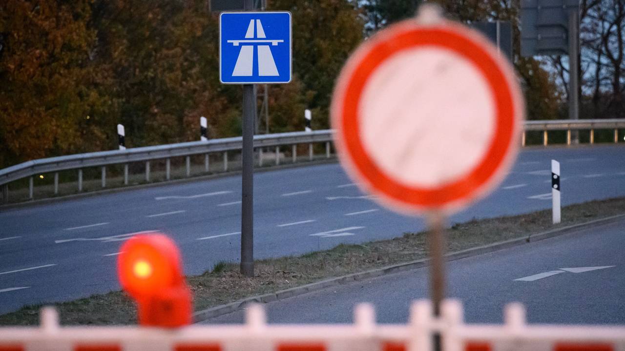 Schilder und Baken stehen während einer Sperrung an einer Autobahn-Anschlussstelle.