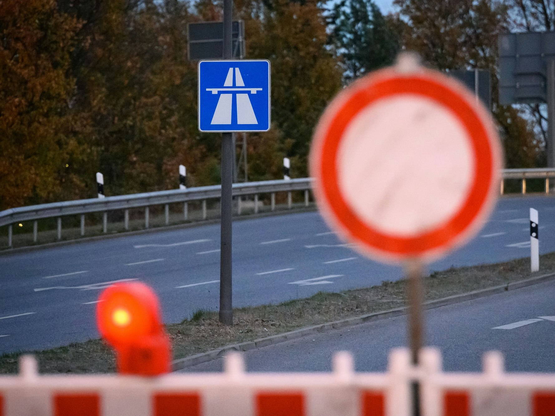 Schilder und Baken stehen während einer Sperrung an einer Autobahn-Anschlussstelle.