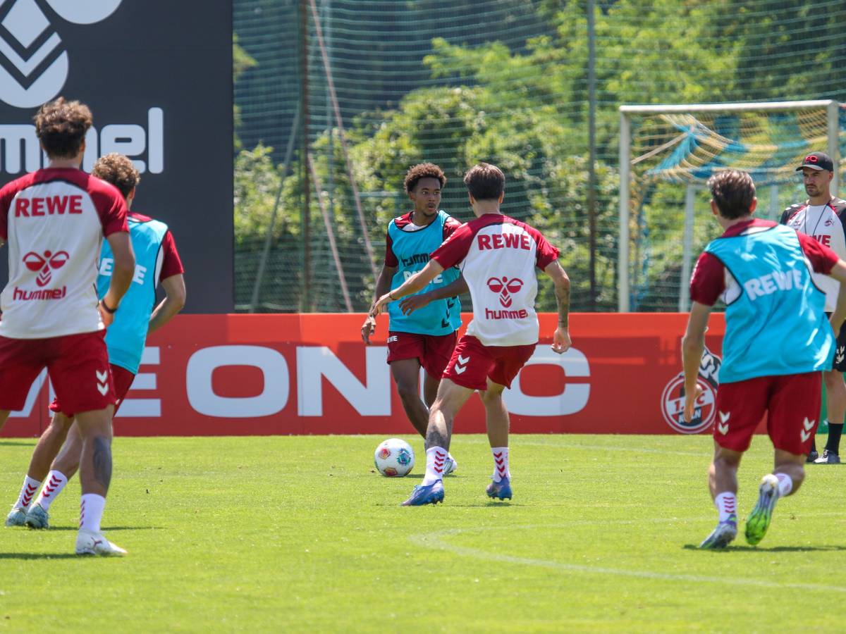 Youssoupha Niang im FC-Training am Ball.