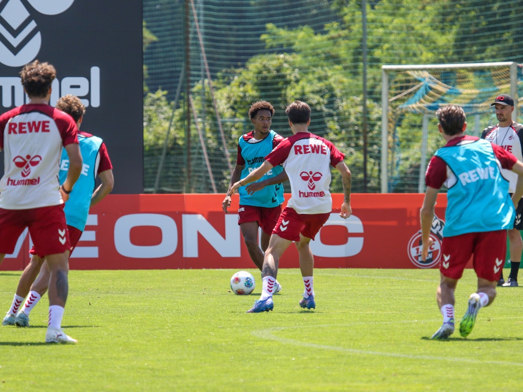 Youssoupha Niang im FC-Training am Ball.