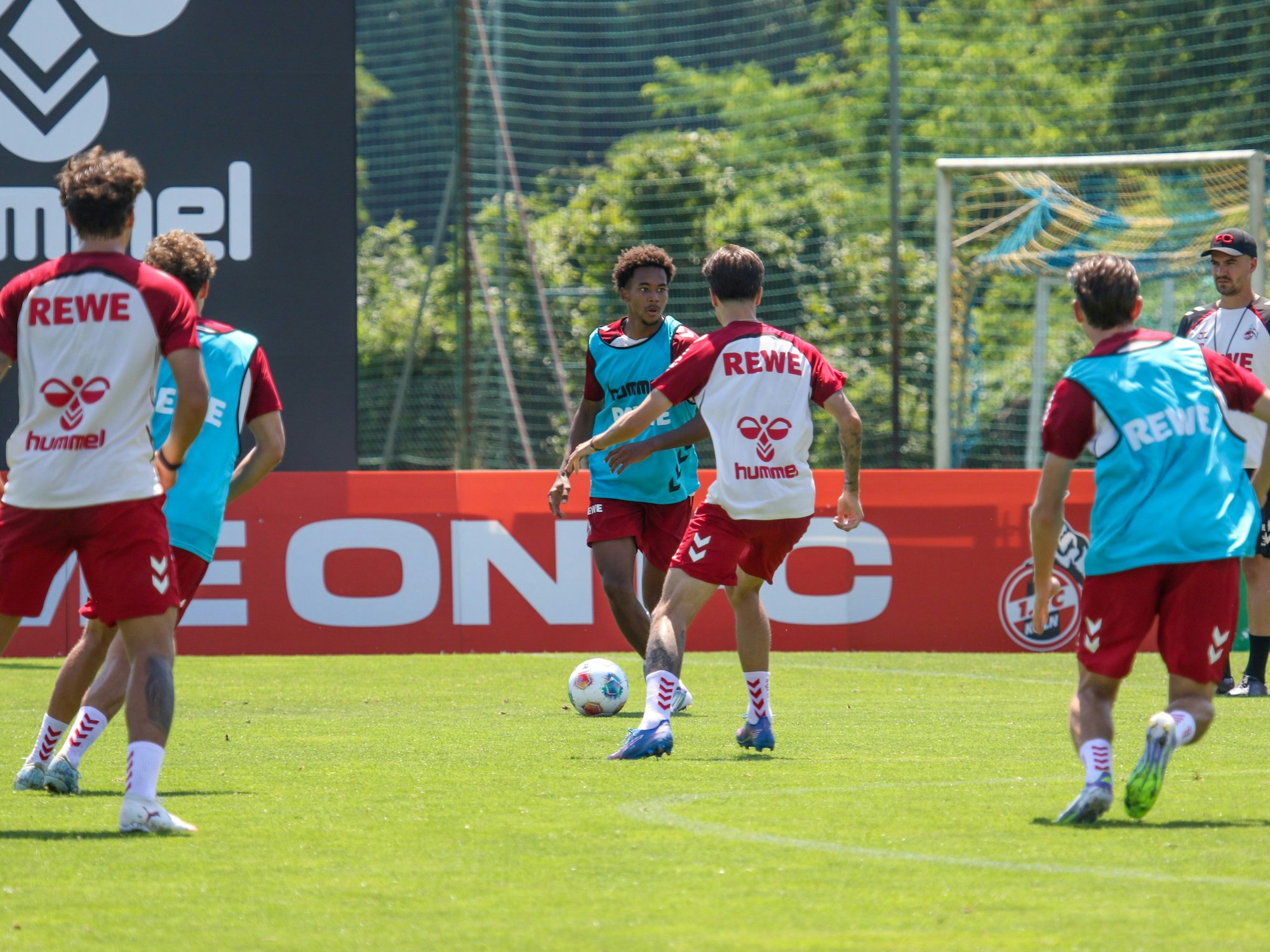 Youssoupha Niang im FC-Training am Ball.