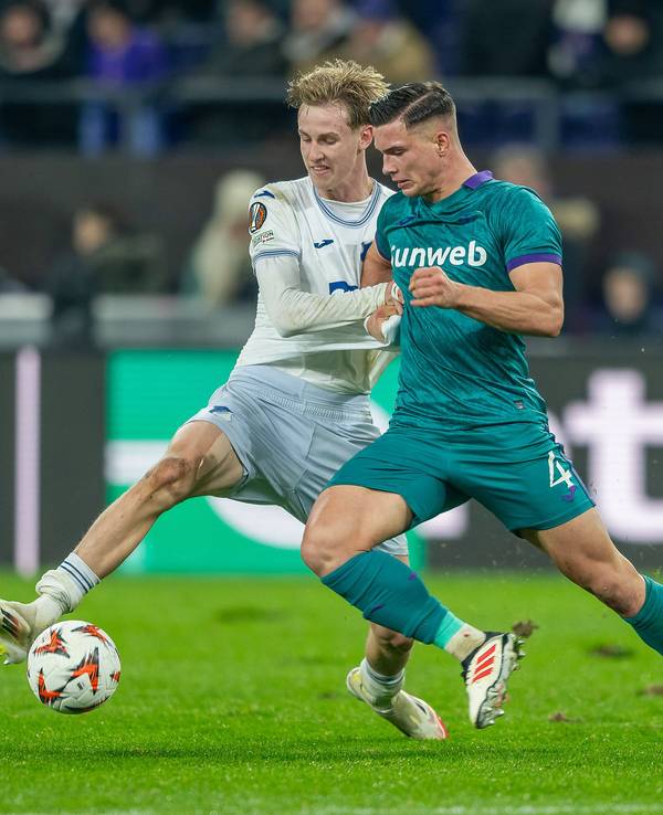 Max Moerstedt in einem Zweikampf in einem Europa-League-Spiel.