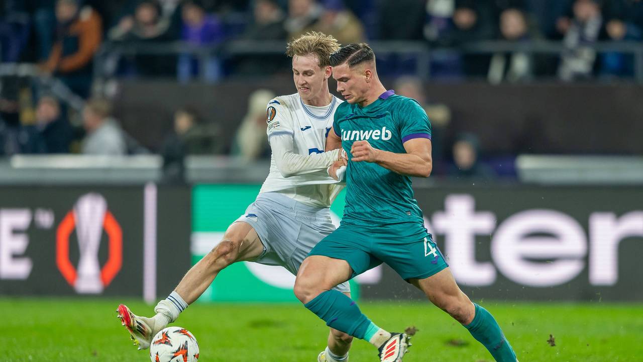 Max Moerstedt in einem Zweikampf in einem Europa-League-Spiel.