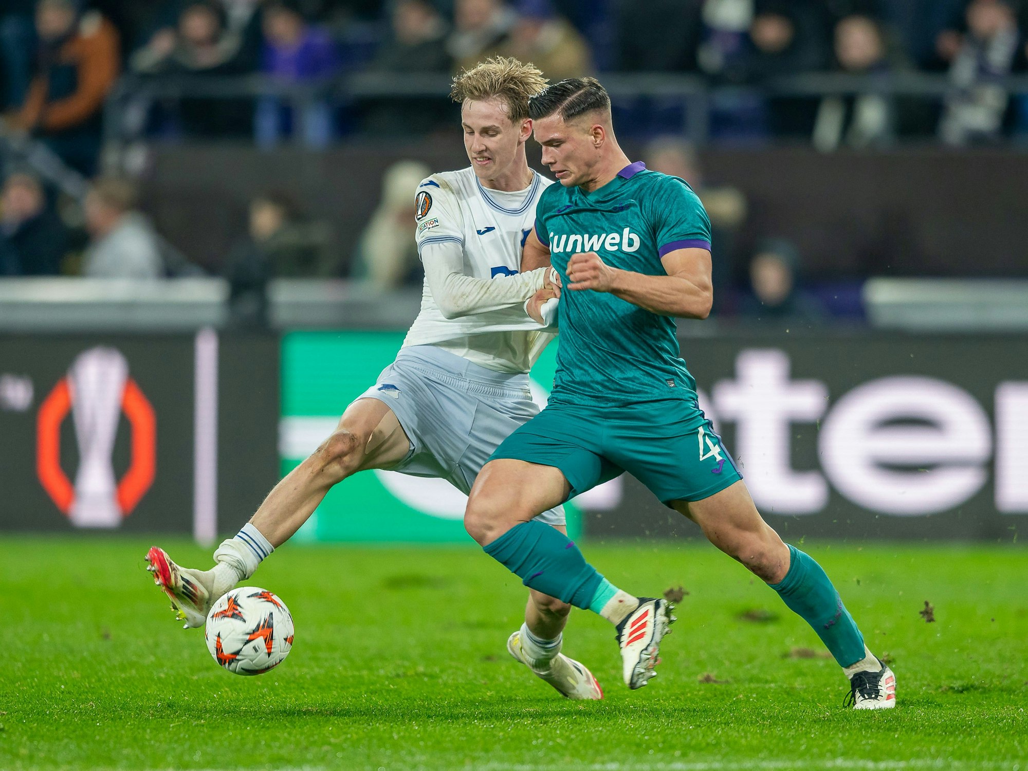 Max Moerstedt in einem Zweikampf in einem Europa-League-Spiel.