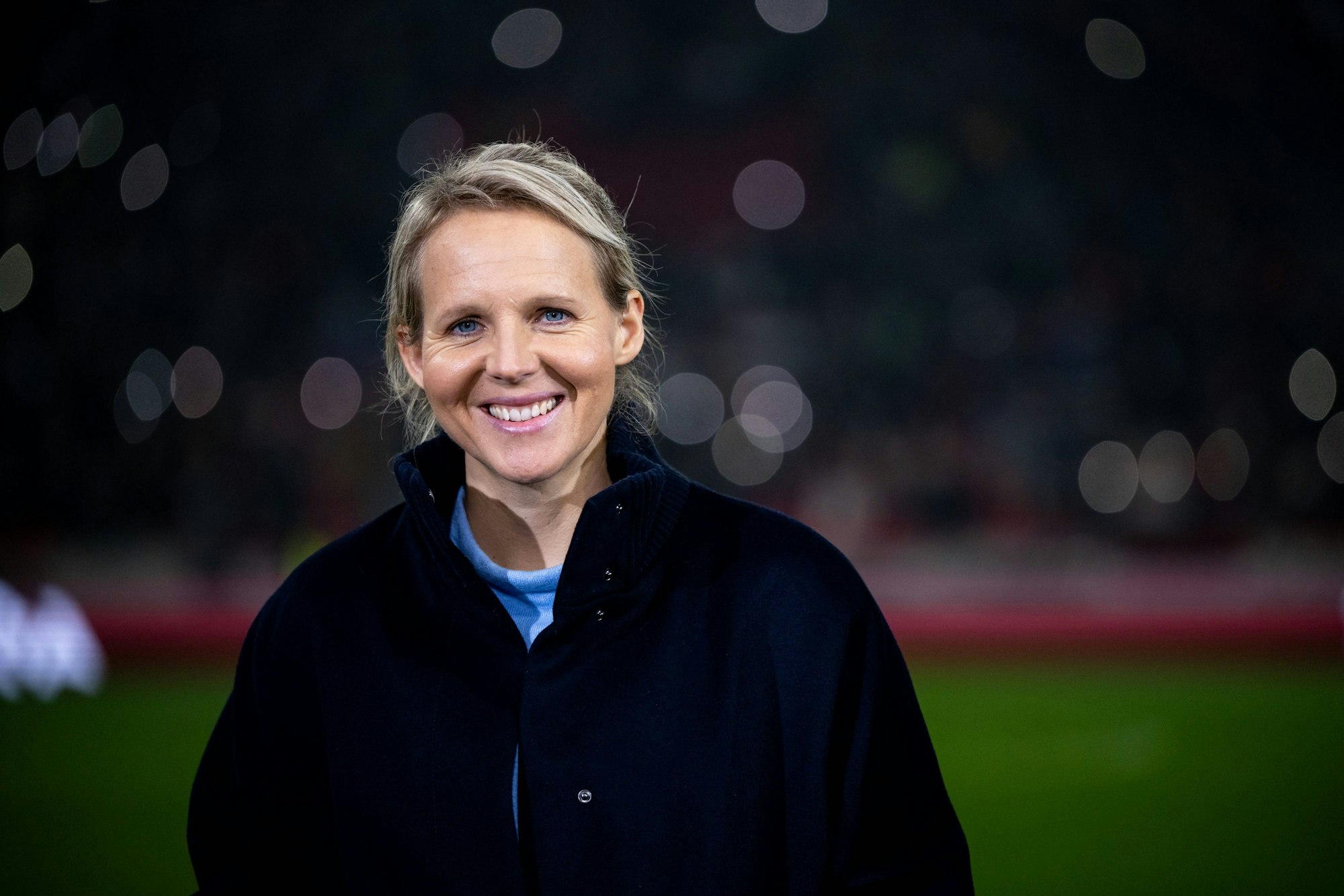 Fritzy Kromp lächelt als TV-Expertin in die Kamera.
