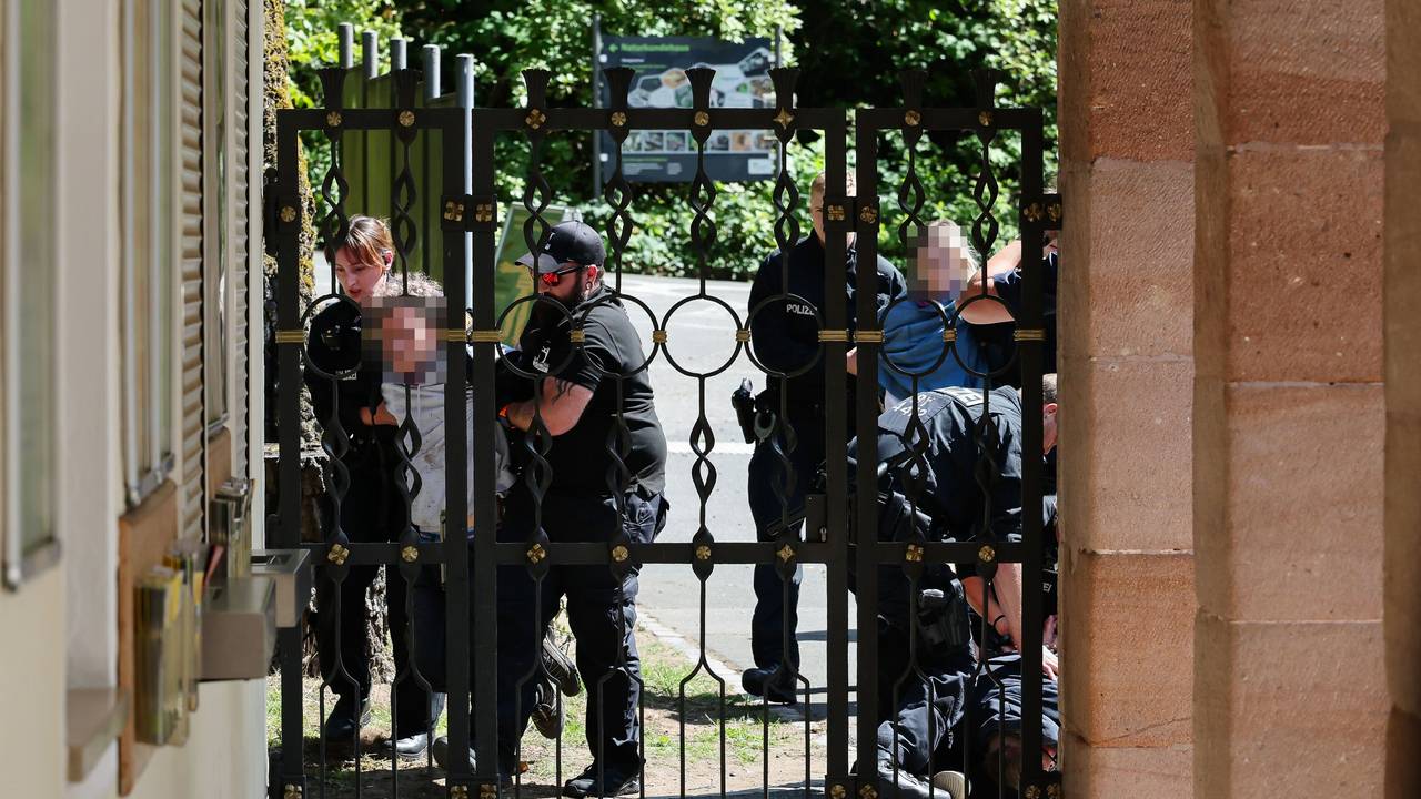 Demonstranten von Animal Rebellion werden von der Polizei nach Eindringen auf das Gelände des Tiergarten Nürnbergs festgenommen. Wegen einer geplanten Pavian-Tötung ist der Tiergarten in der Diskussion.