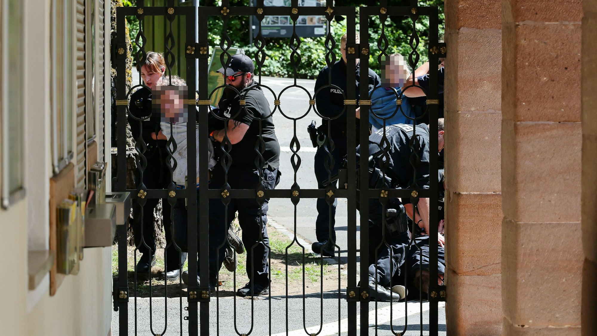 Demonstranten von Animal Rebellion werden von der Polizei nach Eindringen auf das Gelände des Tiergarten Nürnbergs festgenommen. Wegen einer geplanten Pavian-Tötung ist der Tiergarten in der Diskussion.
