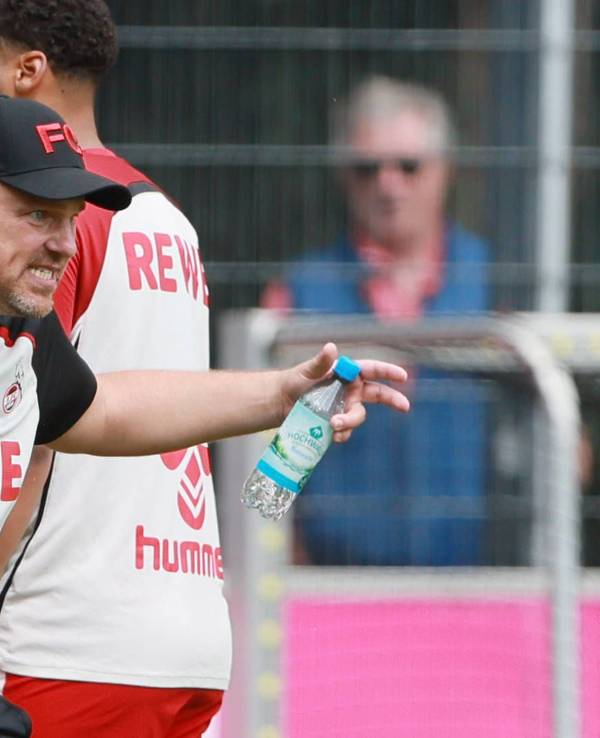 Lukas Kwasniok zeigt im Training seine Pulsschlagader.