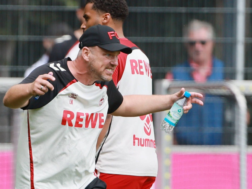 Lukas Kwasniok zeigt im Training seine Pulsschlagader.