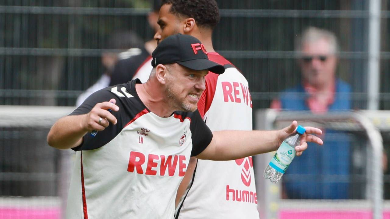 Lukas Kwasniok zeigt im Training seine Pulsschlagader.