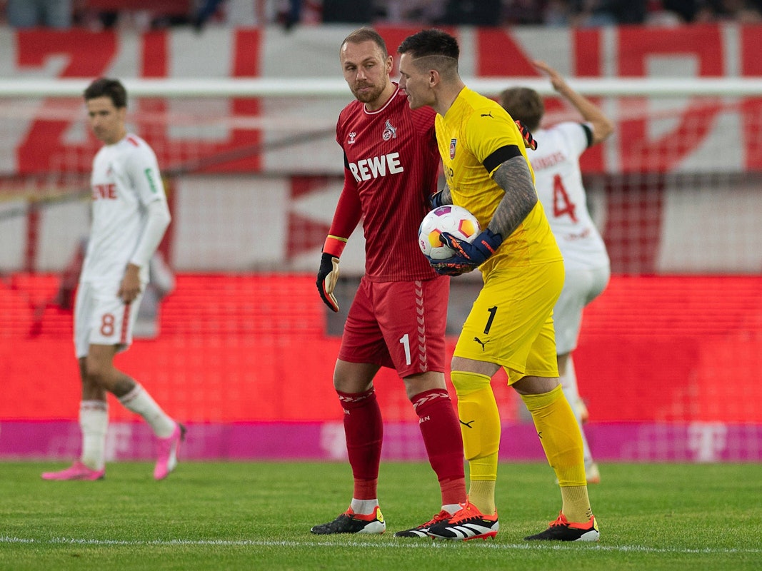 Torhüter unter sich: Marvin Schwäbe und Kevin Müller tauschen Nettigkeiten aus.