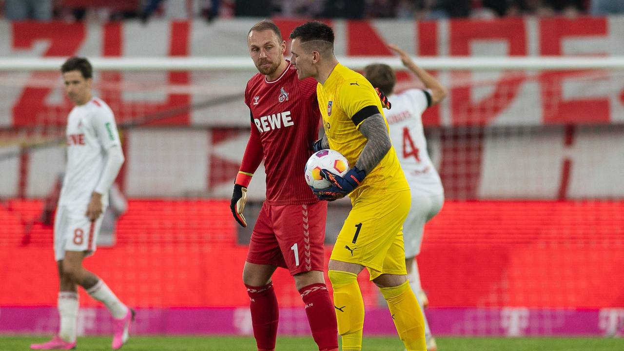 Torhüter unter sich: Marvin Schwäbe und Kevin Müller tauschen Nettigkeiten aus.