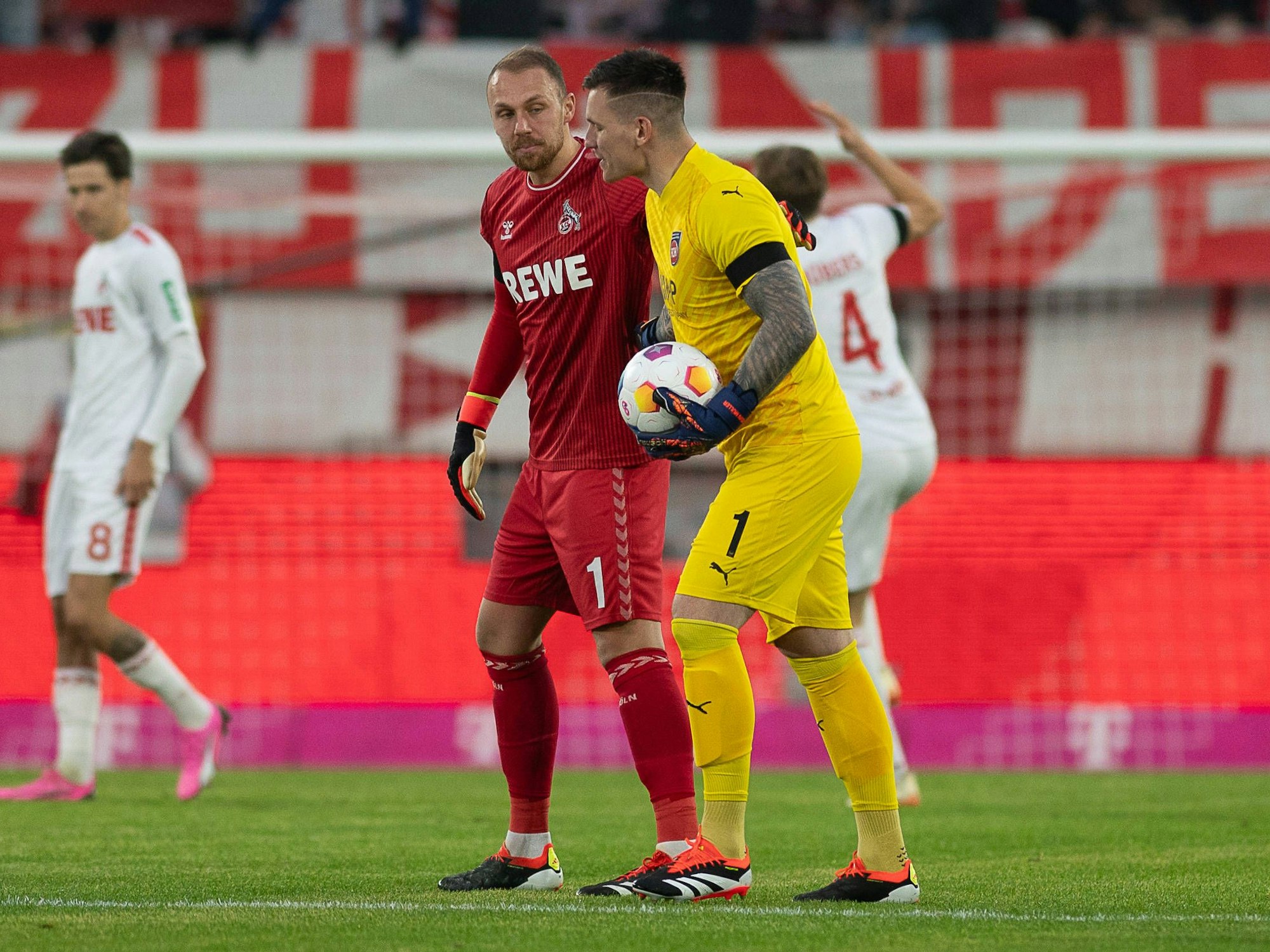 Torhüter unter sich: Marvin Schwäbe und Kevin Müller tauschen Nettigkeiten aus.