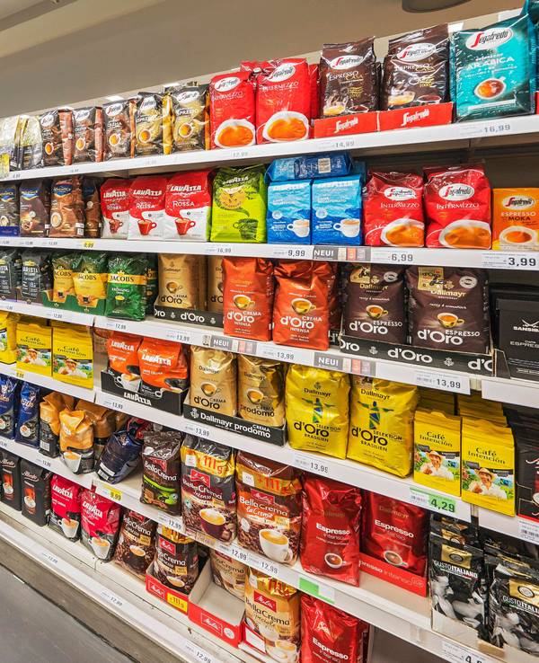 Kaffee-Produkte stehen in einem Supermarktregal (Symbolfoto).