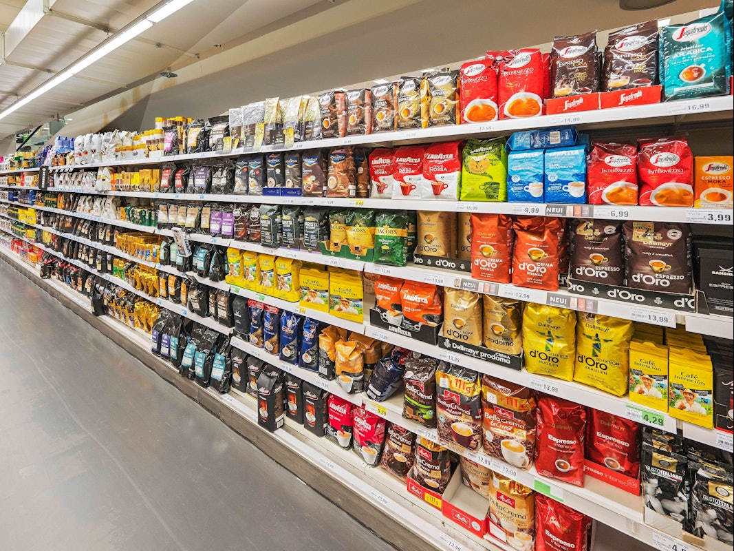 Kaffee-Produkte stehen in einem Supermarktregal (Symbolfoto).
