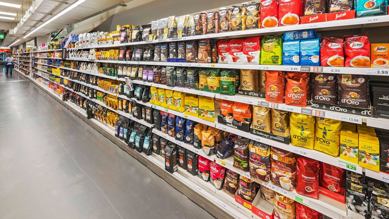 Kaffee-Produkte stehen in einem Supermarktregal (Symbolfoto).