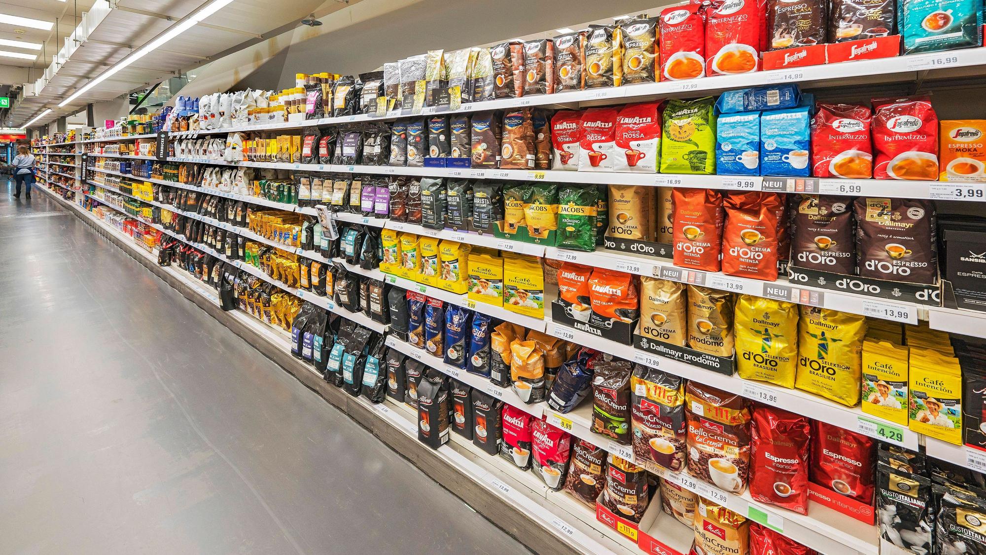 Kaffee-Produkte stehen in einem Supermarktregal (Symbolfoto).