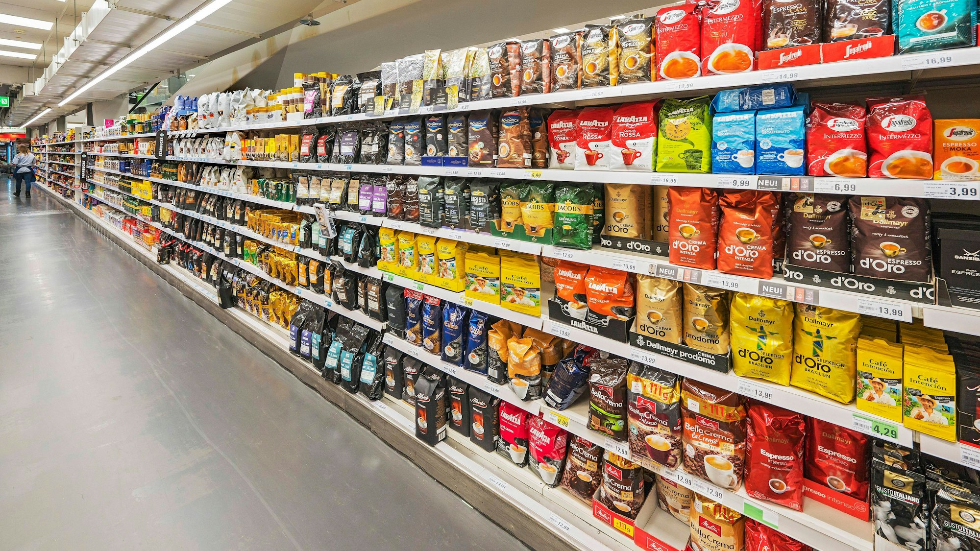 Kaffee-Produkte stehen in einem Supermarktregal (Symbolfoto).